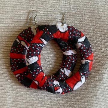 Luiila I Les boucles d'oreilles en wax rouge