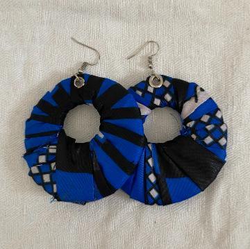Luiila I Les boucles d'oreilles en wax bleu