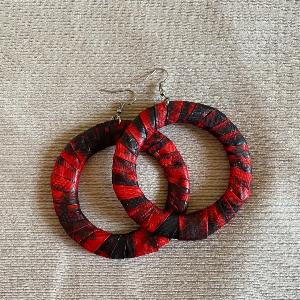 Idrissa I Les boucles d'oreilles en wax rouge