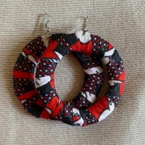 Luiila I Les boucles d'oreilles en wax rouge